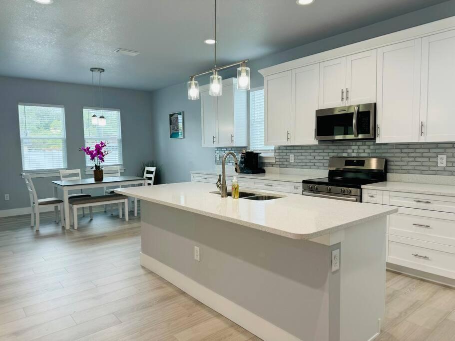 Villa Brand New Tampa Oasis With Private Jacuzzi Retreat Lutz Esterno foto
